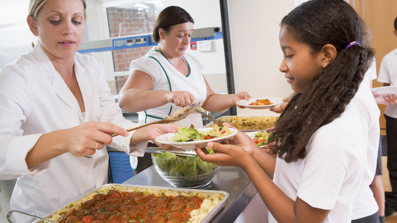 Prefeitura promove treinamento e entrega uniformes aos profissionais da alimentação escolar